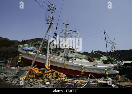 Kamaishi, Iwate Präfektur, Japan. 25. März 2011. Eine Ansicht von Schutt und Schlamm bedeckt am Tsunami traf zerstörte Mine Stadt in Kamaishi am 25. März 2011, Japan. Am 11. März 2011 erschütterte ein Erdbeben mit einer Magnitude von 9.0, der größte in der aufgezeichneten Geschichte der Nation und einer der mächtigsten jemals aufgenommen, auf der ganzen Welt fünf Japan. Innerhalb einer Stunde nach dem Erdbeben wurden Städte, die das Ufer gesäumt von einem gewaltigen Tsunami, verursacht durch die Energie, die durch das Erdbeben abgeflacht. Mit Wellen von bis zu vier oder fünf Meter hoch stürzte sie durch Zivilisten Häuser, Städte und Felder. (Kredit Imag Stockfoto