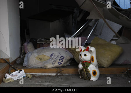 Kamaishi, Iwate Präfektur, Japan. 25. März 2011. Eine Ansicht von Schutt und Schlamm bedeckt am Tsunami traf zerstörte Mine Stadt in Kamaishi am 25. März 2011, Japan. Am 11. März 2011 erschütterte ein Erdbeben mit einer Magnitude von 9.0, der größte in der aufgezeichneten Geschichte der Nation und einer der mächtigsten jemals aufgenommen, auf der ganzen Welt fünf Japan. Innerhalb einer Stunde nach dem Erdbeben wurden Städte, die das Ufer gesäumt von einem gewaltigen Tsunami, verursacht durch die Energie, die durch das Erdbeben abgeflacht. Mit Wellen von bis zu vier oder fünf Meter hoch stürzte sie durch Zivilisten Häuser, Städte und Felder. (Kredit Imag Stockfoto