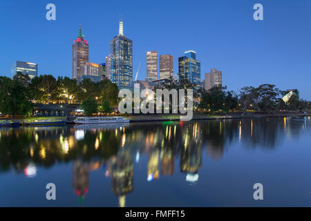 Skyline entlang Yarra River in der Abenddämmerung, Melbourne, Victoria, Australien Stockfoto
