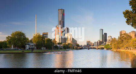 Eureka Tower und die Skyline entlang Yarra River in der Morgendämmerung, Melbourne, Victoria, Australien Stockfoto