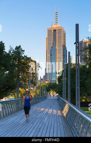Person joggen durch Birrarung Marr, Melbourne, Victoria, Australien Stockfoto