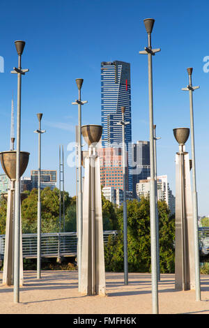 Föderation Glocken in Birrarung Marr mit Eureka Tower im Hintergrund, Melbourne, Victoria, Australien Stockfoto