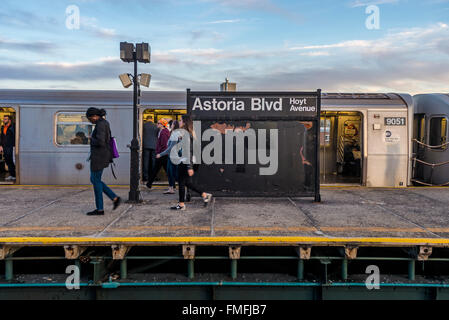 Astoria, New York; † 11. März 2016 U-Bahn Pendler aussteigen N Zug im Astoria. Stockfoto