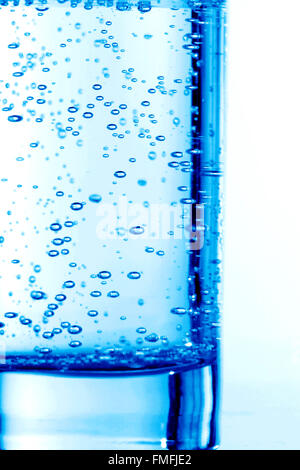 Blau sprudelte Wasser im Glas Stockfoto