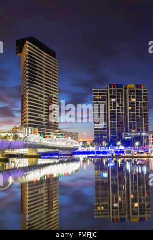 Der Yarra Rand Hafen und Webb Bridge in der Dämmerung, Melbourne, Victoria, Australien Stockfoto