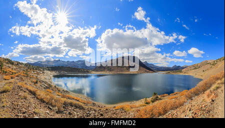 Wunderschönen Herbstfarben in Satteltasche Lake, Kalifornien Stockfoto