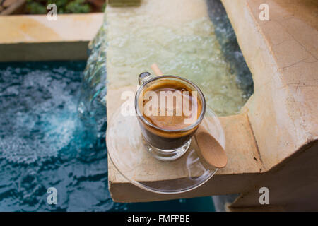 Espressokaffee in eine Glasschale. Stockfoto