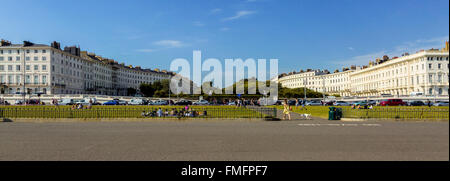 Brighton und Hove Regency / Edwardian / viktorianischen Architektur, illustriert es vorbei ist. Die Hauptpromenade zeigt Park. UK Stockfoto