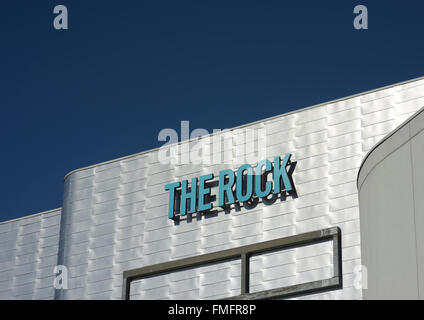 Das Felsschild, Logo auf Aluminium-Regenschirm Verkleidung an der Felsen Dreieck gemischt Nutzung Entwicklung montiert, Freizeit-Komplex in Bury Stadtzentrum, großbritannien Stockfoto