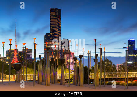 Eureka Tower, Victorian Arts Centre und Föderation Glocken in der Abenddämmerung, Melbourne, Victoria, Australien Stockfoto