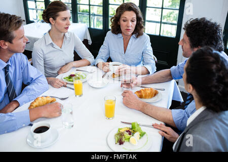 Geschäftsleute, die mit einem Treffen im restaurant Stockfoto