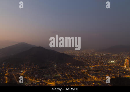 Panoramablick von der peruanischen Hauptstadt Lima vom Cerro San Cristobal bei Nacht. Stockfoto