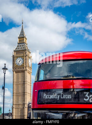 Ein London-Bus geht in der Nähe von Big Ben und die Houses of Parliament in London, Großbritannien Stockfoto