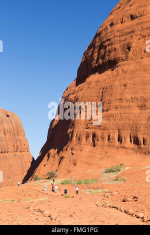 Wandern in Walpa Gorge, Kata Tjuta Touristen / The Olgas (UNESCO-Weltkulturerbe), Uluru-Kata Tjuta National Park, Australien Stockfoto