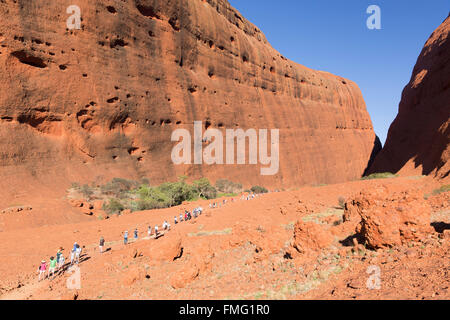 Wandern in Walpa Gorge, Kata Tjuta Touristen / The Olgas (UNESCO-Weltkulturerbe), Uluru-Kata Tjuta National Park, Australien Stockfoto