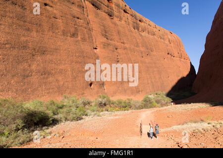 Wandern in Walpa Gorge, Kata Tjuta Touristen / The Olgas (UNESCO-Weltkulturerbe), Uluru-Kata Tjuta National Park, Australien Stockfoto