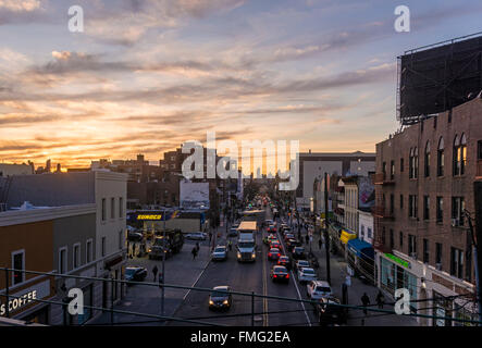 Astoria, New York - 11. März 2016 Sonnenuntergang über Astoria Boulevard im Westen Queens. © Stacy Walsh Rosenstock/Alamy Stockfoto