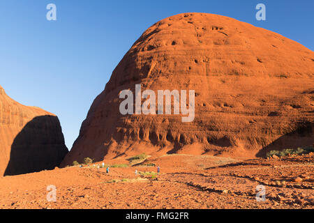 Wandern in Walpa Gorge, Kata Tjuta Touristen / The Olgas (UNESCO-Weltkulturerbe), Uluru-Kata Tjuta National Park, Australien Stockfoto