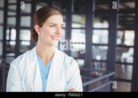 Lächelnde Ärztin wegschauen Stockfoto