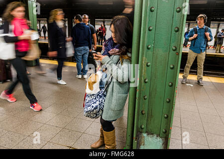 New York, NY - Frau mit einem Hund in ihrer Einkaufstasche warten auf einen Zug Stockfoto