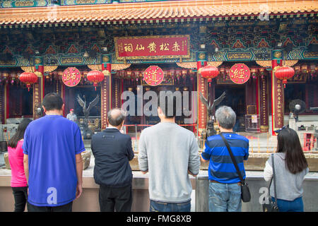 Menschen beten am Wong-Tai-Sin-Tempel, Wong Tai Sin, Kowloon, Hong Kong, China Stockfoto