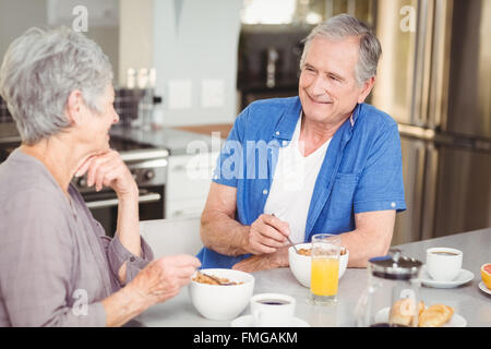 Gerne älteres Paar beim Frühstück reden Stockfoto