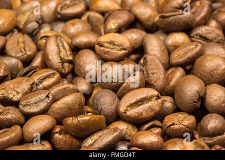 Detailansicht der Kaffeebohnen Hintergrund. Stockfoto