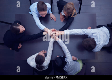 Menschen mit ihren Händen zusammen. Business-Team-Arbeit-Konzept Stockfoto