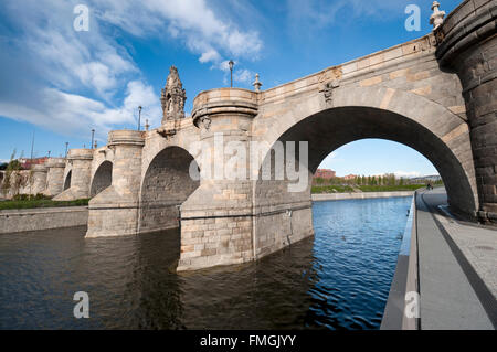 Blick auf Toledo Brücke Puente de Toledo in spanischer Sprache über Fluss Manzanares, Madrid, Spanien. Es wurde im XVII Jahrhundert erbaut. Stockfoto