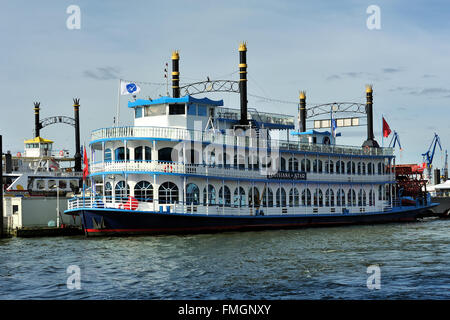 HAMBURG, Deutschland - Raddampfer Louisiana Star Fähre im Hafen angedockt Stockfoto