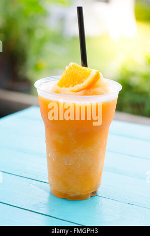 Nahaufnahme orange Smoothie im Plastikbecher Stockfoto