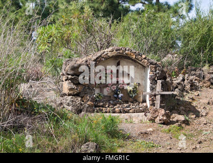 Schrein an der Seite einen Feldweg gesehen auf einer Wanderung über Los Partidos de Franquis in der Nähe von ErjosTenerife, Spanien Stockfoto