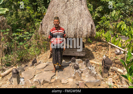 Ngada Mann am Grab seiner Frau in Bena Dorf in der Nähe von Bajawa, Flores, Indonesien, Asien Stockfoto