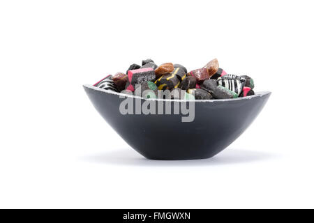 Candy-Schüssel gefüllt mit Süßigkeiten, die von der Seite gesehen Stockfoto