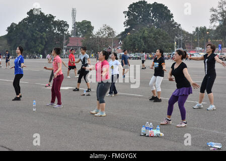 Frauen in der Gruppe von Vientiane, Laos Ausübung Stockfoto