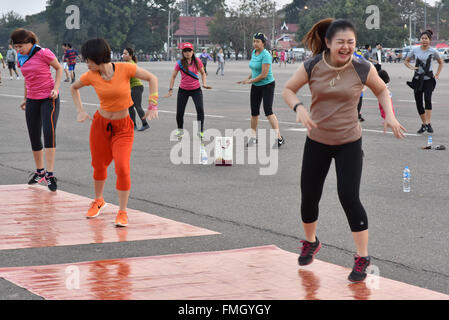 Frauen in der Gruppe von Vientiane, Laos Ausübung Stockfoto
