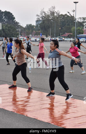 Frauen in der Gruppe von Vientiane, Laos Ausübung Stockfoto