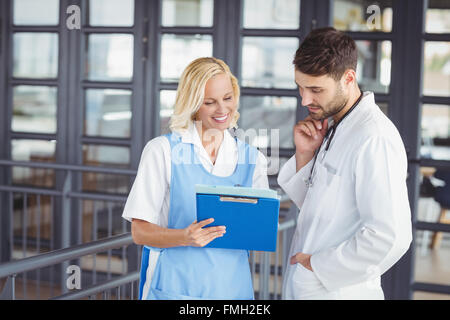 Ärztin mit männlichen Kollegen diskutieren Stockfoto