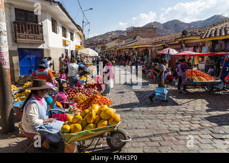 Cusco, Peru - 8. August 2015: Menschen Früchte auf einem Markt in der Steets kaufen und verkaufen. Stockfoto