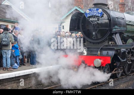 Grosmont, North Yorkshire, England, UK, 12. März 2016. Nach einer Überholung £ 4,2 Millionen Besuche der berühmten 60103 Flying Scotsman der North Yorkshire Moors Railway wo sie dreimal täglich vom 12.-20. März zwischen Grosmont und Pickering im malerischen North York Moors National Park läuft. Tickets für alle Termine im Voraus ausverkauft. IM BILD. Menschenmengen versammeln sich am Bahnhof Grosmont frühzeitig Samstagmorgen als The Flying Scotsman bereitet sich auf ihren ersten Lauf (09:30) auf ihren 8 Tag abreisen Besuch in North Yorkshire Credit: Alan Dawson News/Alamy Live News Stockfoto