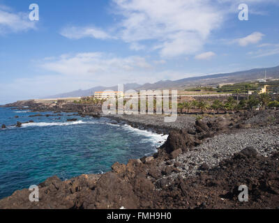 Küste und Promenade nördlich von Playa San Juan, Spanien Kanaren, felsigen und sonnigen, Los Gigantes Klippen im Hintergrund Stockfoto