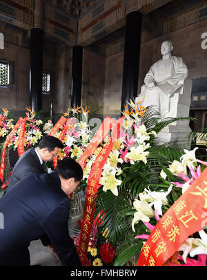 Nanjing, China Jiangsu Provinz. 12. März 2016. Menschen legen Körbe mit Blumen vor der Statue von Dr. Sun Yat-Sen Dr. Sun Yat-Sen-Mausoleum in Nanjing, der Hauptstadt der ostchinesischen Provinz Jiangsu, 12. März 2016. Menschen versammelten sich hier am Samstag zum 91. Jahrestag vom Tod entfernt von Dr. Sun Yat-Sen, verehrten Revolutionsführer spielte eine Schlüsselrolle im Sturz Kaisertums in China. © Sonne kann/Xinhua/Alamy Live-Nachrichten Stockfoto