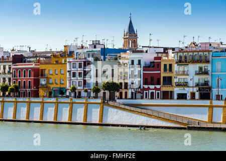 Triana Viertel und Fluss Guadalquivir, Sevilla, Andalusien, Spanien Stockfoto