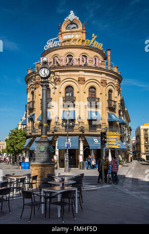 Stadtzentrum ist quadratisch mit Gallo Azul Gebäude und Pedro Domecq Uhr, Jerez De La Frontera, Andalusien, Spanien Stockfoto