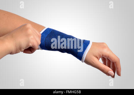 Hand mit einem orthopädischen Handgelenkbandage Stockfoto