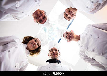 Porträt der Köche-Team stehen in einem Kreis in Uniform Stockfoto
