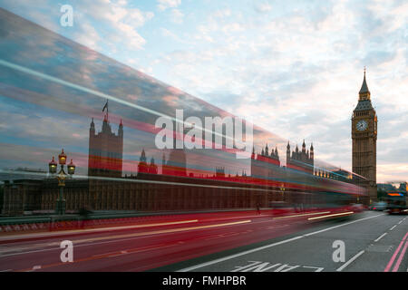 Langen Bus Unschärfe auf der Straße am Big Ben, London Stockfoto