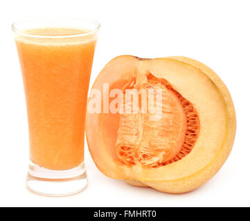 Saft von Cucumis Melo oder Handelstype in ein Glas mit geschnittenen Früchten Stockfoto