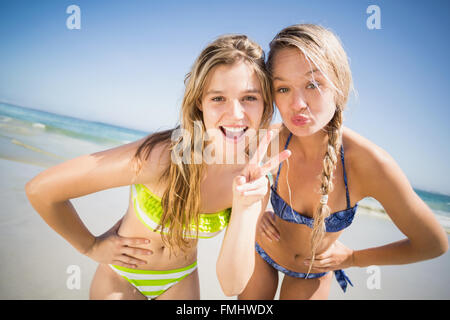 Zwei glückliche Frauen schmollend und gestikulierte am Strand Stockfoto