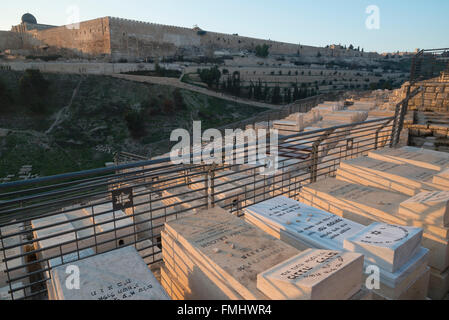 Grabsteine auf dem Ölberg mit den alten Stadtmauern und die Al-Aqsa-Moschee im Hintergrund. Jerusalem. Israel. Stockfoto